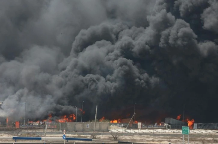 Photo fournie par la Croix rouge iranienne le 28 avril 2025 de l'immense incendie qui ravage le 
port de  Shahid RajaÏ depuis samedi