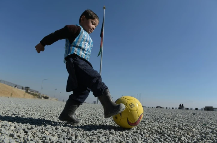 Murtaza Ahmadi, 5 ans, joue au football Ă Kaboul le 1er fĂ©vrier 2016. La FĂ©dĂ©ration afghane de football a assurĂ© ĂȘtre en contact avec son idole, Lionel Messi, pour organiser une rencontre entre la star du Barça et Murtaza