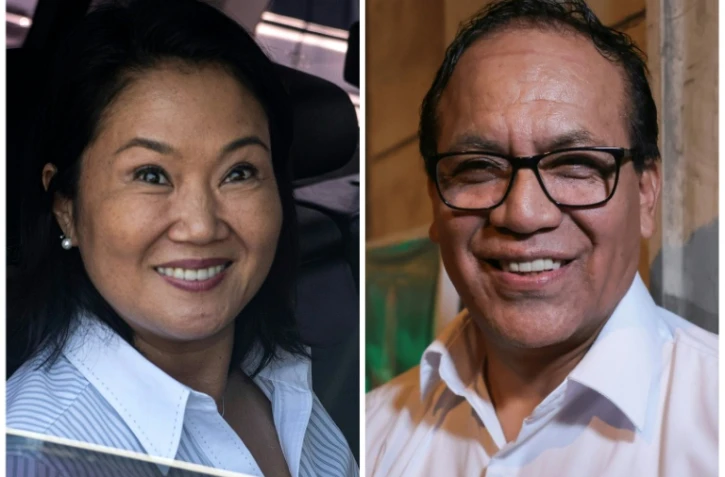 Cette combinaison de photos réalisée le 13 mai 2026 montre les candidats à la présidence du Pérou, Keiko Fujimori (g.), à Lima le 14 avril 2026, et Roberto Sanchez, dans son bureau de campagne à Lima, le 14 avril 2026