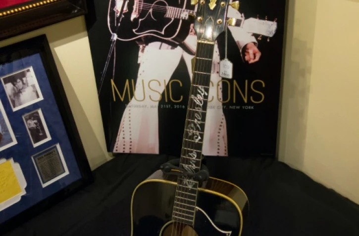 La guitare Gibson Dove offerte à Elvis Presley par son père en 1969 a été adjugée samedi 334.000 dollars lors d'enchères à New York