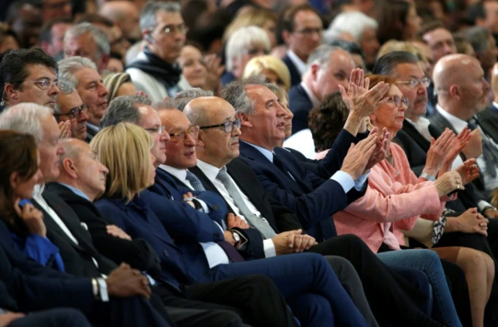 Ségolène Royal, Gérard Collomb, Brigitte Trogneux, Richard Ferrand, Bertrand Delanoë, Jean-Yves Le Drian et François Bayrou lors d'une réunion de campagne d'Emmanuel Macron à Paris le 1er mai 2017