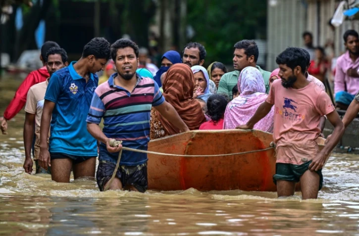 Des sauveteurs bénévoles viennent en aide aux habitants affectés par les inondations à Feni, le 23 août 2024 au Bangladesh
