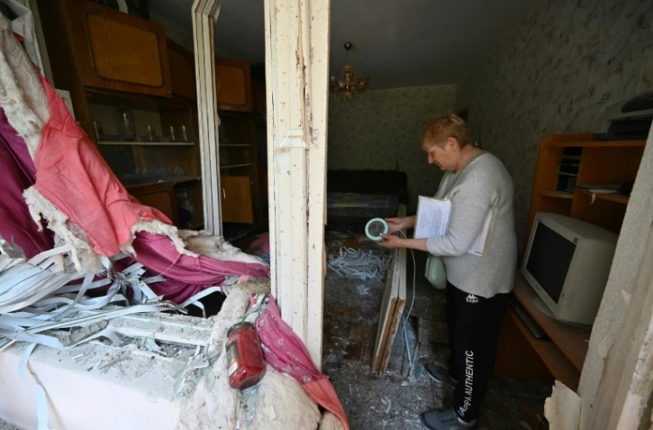 Habitante de Kharkiv, en Ukraine, dans son appartement détruit par la guerre, le 31 mai 2022
