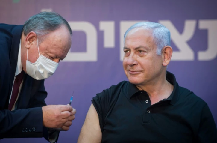 Le Premier ministre israélien Benjamin Netanyahu se fait vacciner le 9 janvier 2021 dans un centre à Tel Aviv