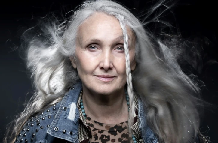 Caroline Ida Ours, blogueuse et mannequin française, lors d'une séance photo à Paris, le 24 juin 2021