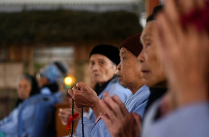 Des malades de la lèpre prient, le 20 janvier 2019 dans le centre de Van Mon, qui accueille des lépreux au Vietnam 
