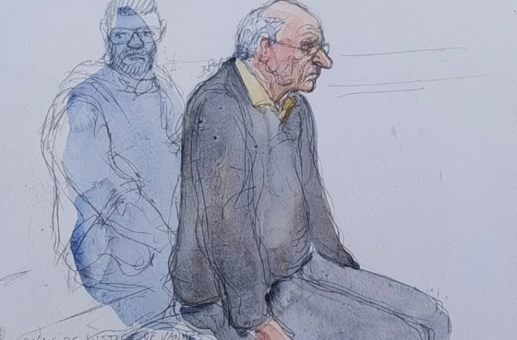 Croquis d'audience représentant l'ex-chirurgien pédocriminel Joël Le Scouarnec à son procès, le 23 mai 2025 à Vannes