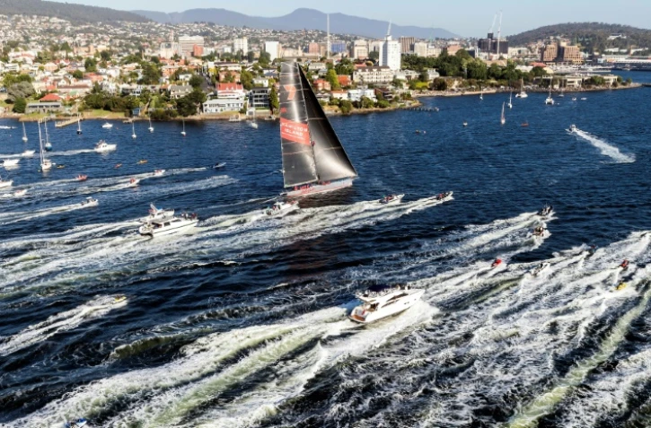 Le supermaxi Wild Oats XI, arrive en vainqueur à Hobart de la classique Sydney-Hobart, le 28 décembre 2018