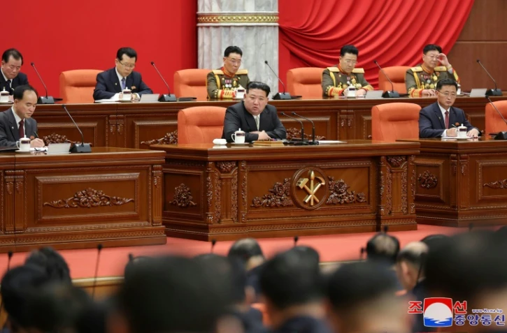 Le dirigeant nord-coréen Kim Jong Un participe à la réunion plénière du Comité central du Parti des travailleurs de Corée, le 28 décembre 2023 à Pyongyang