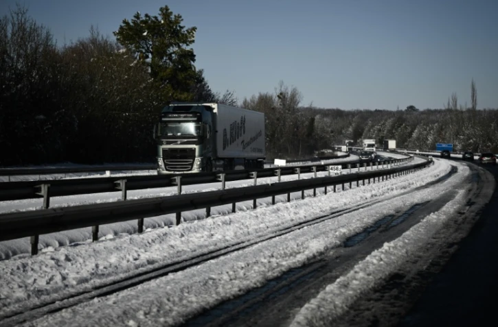 Un camion roule sur l'autoroute A10 après des chutes de neige, le 6 janvier 2026 à Saint-Léger en Charente-Maritime