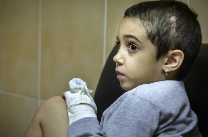 Noémi Bernardez, victime d'un cancer cérébral, est dans l'attente d'un traitement produit exclusivement par un laboratoire américain, le 23 octobre 2015 dans sa chambre d'hôpital à La Havane