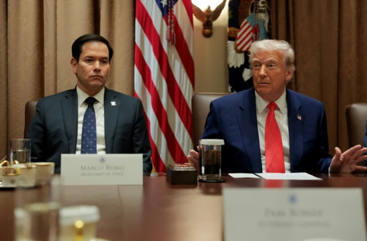 Le secrétaire d'Etat américain Marco Rubio (g.) s'exprime aux côtés du président américain Donald Trump lors d'une réunion à la Maison Blanche, le 10 avril 2025 à Washington