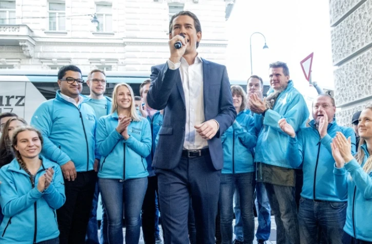 Sebastian Kurz, ministre des Affaires étrangères et chef du parti chrétien-démocrate ÖVP avec ses supporters le 13 octobre 2017 à Vienne