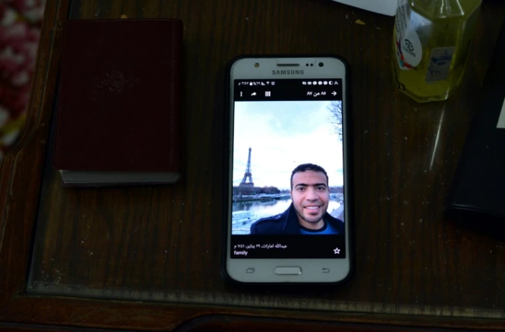 Photo prise le 5 février 2017 d'Abdallah El-Hamahmy, un Egyptien soupçonné d'avoir attaqué des militaires au Musée du Louvre, sur un smartphone appartenant à son père au domicile familial de Mansoura en Egypte