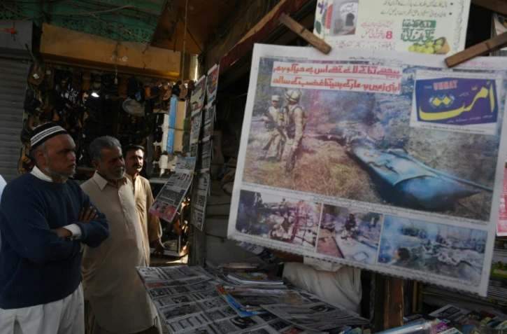Des Pakistanais regardent les journaux sur les tensions avec l'Inde, le 28 février 2019 à Karachi 