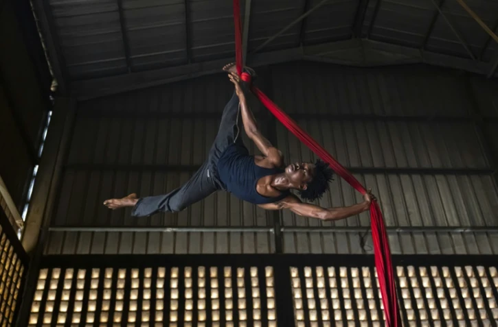 Le voltigeur Ibrahima Oulare s'entraîne au centre d'art acrobatique Fodéba Keïta à Conakry, le 6 septembre 2025 en Guinée