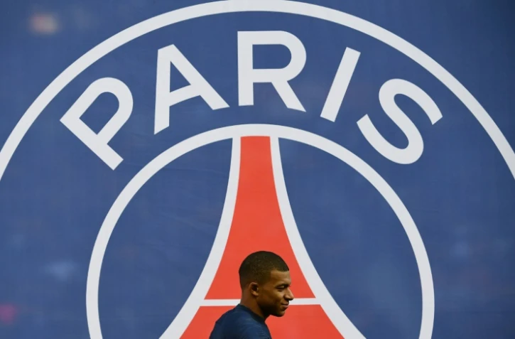 L'attaquant du PSG Kylian Mbappé passe devant le logo du PSG, le 23 février 2019 au Parc des Princes