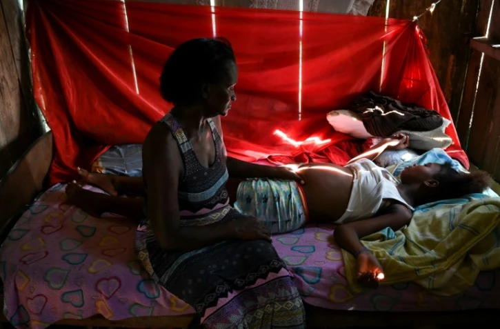 La sage-femme afro-colombienne Marciana Caycedo palpe le ventre d'une femme enceinte à Isla Mono, le 23 avril 2019 en Colombie