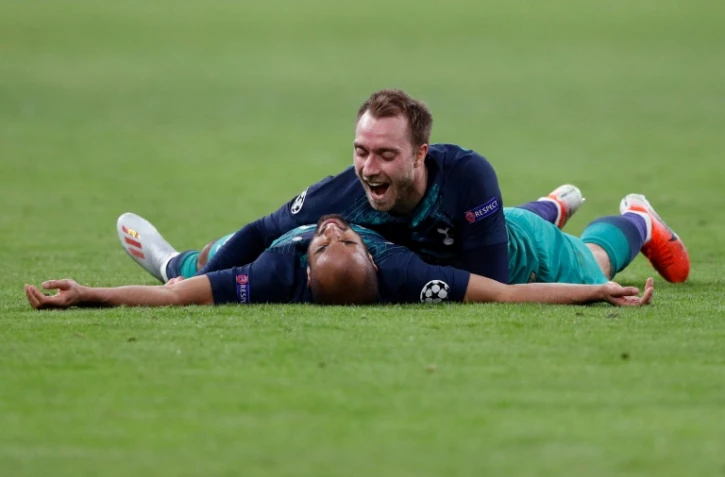 La joie du Brésilien Lucas Moura (dos au sol), auteur d'un triplé contre l'Ajax, et de son coéquipier Christian Eriksen  après la qualification pour la finale de la Ligue des champions, le 8 mai 2019 à Amsterdam