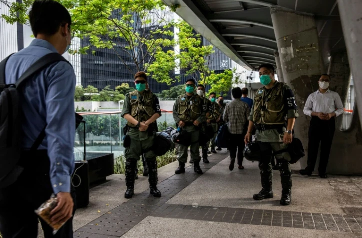 Des policiers anti-émeutes montent la garde devant le siège du Conseil législatif de Hong Kong, le 4 juin 2020