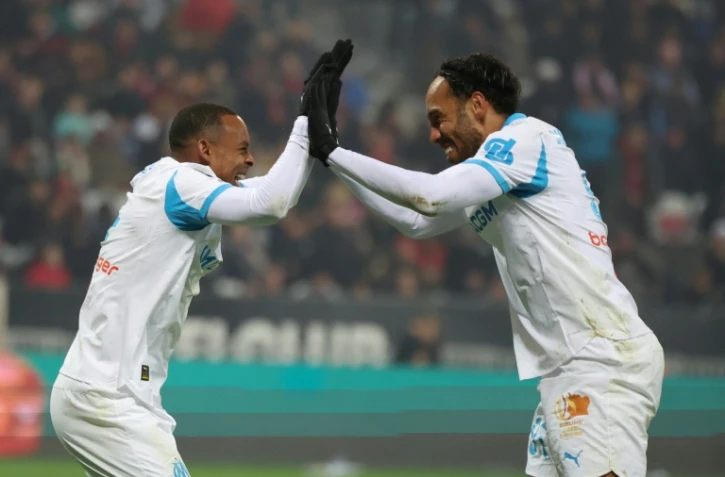 Les attaquants de l'OM Igor Paixao (G) et Pierre-Emerick Aubameyang se congratulent après un but inscrit sur le terrain de Nice, en Ligue 1, le 21 novembre 2025