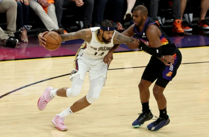 Brandon Ingram des New Orleans Pelicans tente de déborder Chris Paul des Phoenix Suns en match des plays-offs NBA le 19 avril 2022 au Footprint Center à Phoenix