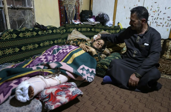 Ahmad Qassoum à côté de son épouse Fatima, à Al-Rami, dans la région d'Idleb en Syrie, le 7 décembre 2021