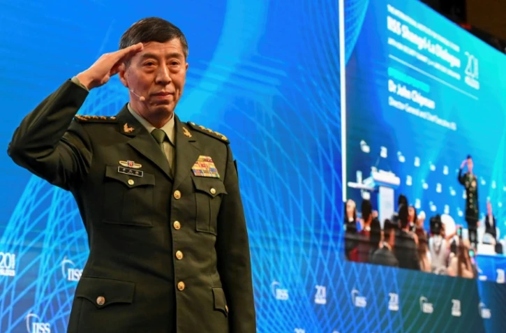 Le ministre chinois de la Défense, Li Shangfu, salue le public avant de prendre la parole lors de la conférence de Shangri-La sur le dialogue, le 4 juin 2023 à Singapour
