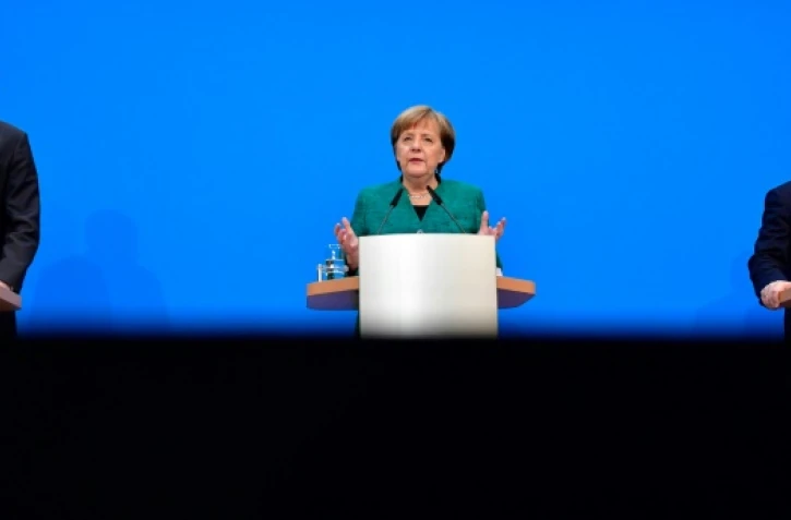 De gauche à droite, le leader de la CSU Horst Seehofer, la chancelière Angela Merkel et le leader du SPD Martin Schulz, au cours d'une conférence de presse à Berlin le 7 février 2018