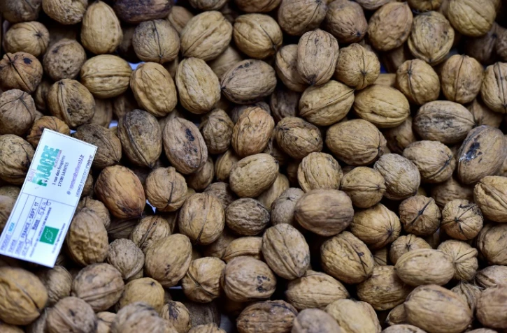 Des noix sur l'étal d'un supermarché bio à Saintes (France), le 23 octobre 2018