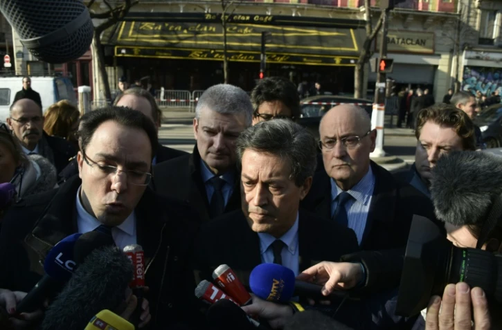Georges Fenech (c), président de la commission d'enquête parlementaire sur les attentats du 13 novembre, devant le Bataclan à Paris le 17 mars 2016