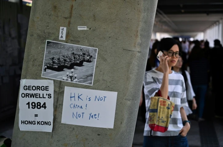 Des affichettes dénonçant le projet de loi visant à autoriser les extraditions vers la Chine sont collées sur un mur près du Conseil législatif à Hong Kong, le 14 juin 2019