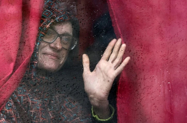 Une femme quitte Severodonetsk en bus, dans la région du Donbass, dans l'est de l'Ukraine, le 13 avril 2022