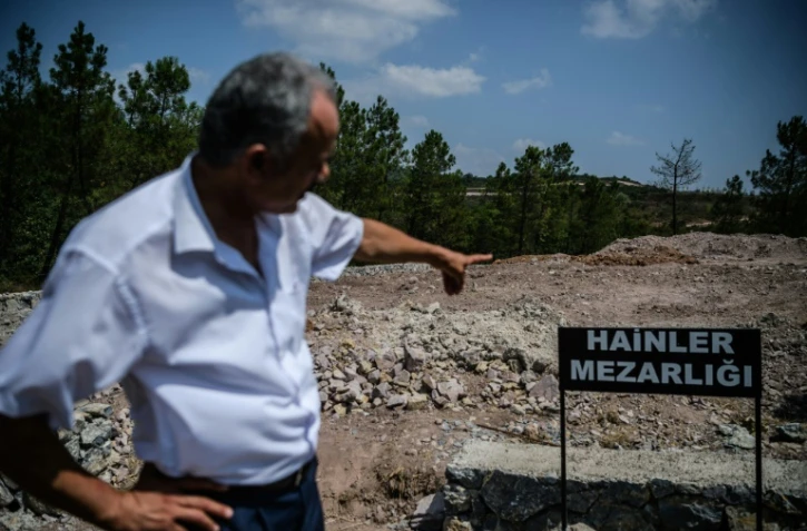 Un panneau "Cimetière des traîtres", près d'un chantier dans la banlieue d'Istanbul, le 28 juillet 2016