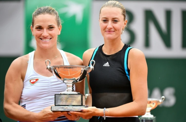 La Française Kristina Mladenovic (d) et la Hongroise Timea Babos remportent le titre en double en finale de Roland-Garros le 9 juin 2019
