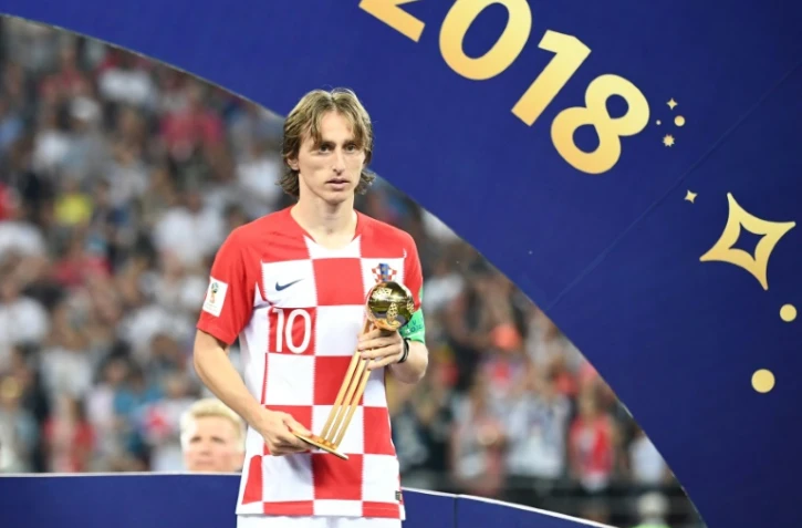 Le milieu de la Croatie Luka Modric pose avec le trophée de meilleur joueur du tournoi à l'issue du Mondial, le 15 juillet 2018 au stade Loujniki à Moscou