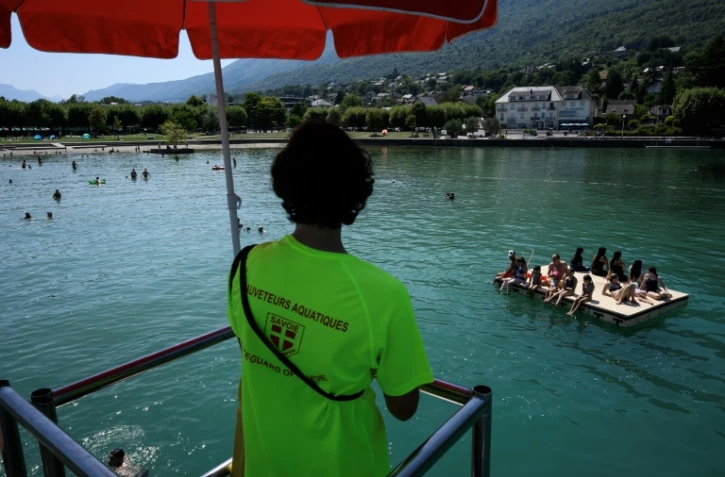 Un sauveteur scrute les eaux du lac du Bourget, en Savoie, le 8 août 2025
