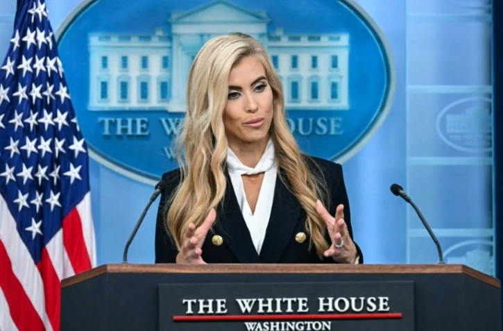 La nouvelle porte-parole de la Maison Blanche, Katie Zacharia, lors de son premier point presse dans la salle James Brady de la Maison Blanche, le 13 octobre 2026 Ă Washington
