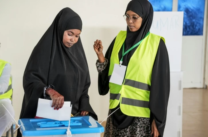Une électrice vote lors des élections locales à Mogadiscio, en Somalie, le 25 décembre 2025