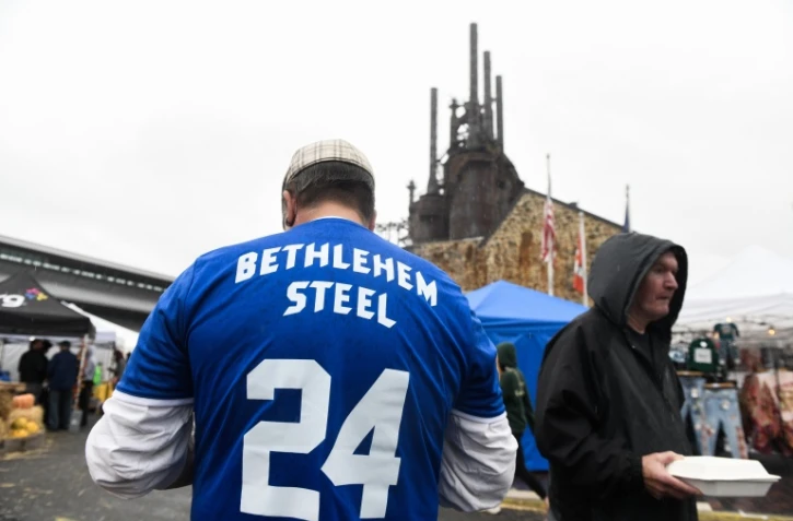 Des personnes assistent Ă une fĂȘte prĂšs d'anciens hauts-fourneaux Ă Bethlehem, en Pennsylvanie, aux Etats-Unis, le 4 octobre 2026
