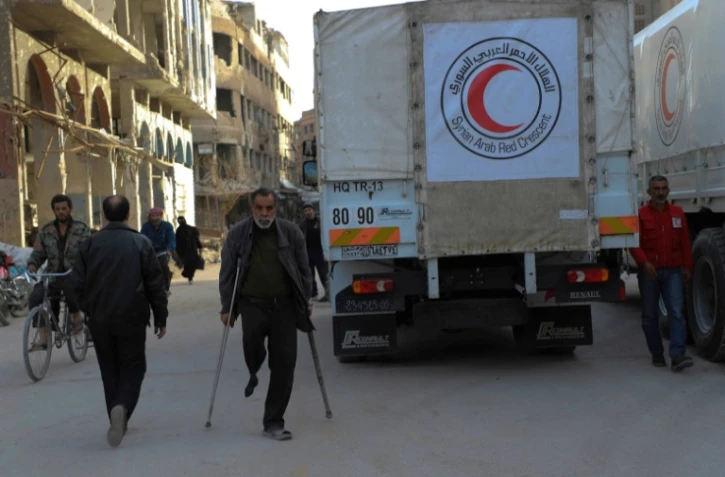 Un camion d'aide du Croissant-Rouge syrien à Douma, une ville située dans la partie rebelle de la Ghouta orientale, le 5 mars 2018