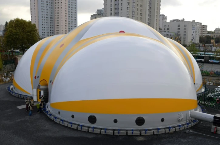 Le premier centre humanitaire pour migrants, près de la porte de la Chapelle, le 8 novembre 2016 à Paris