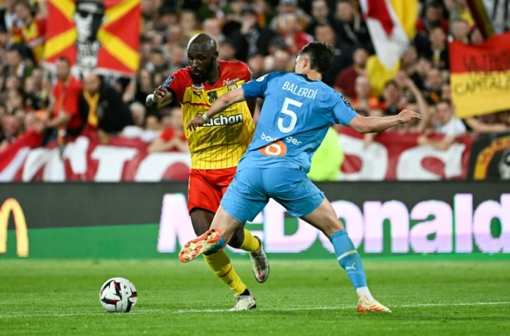 Le capitaine lensois Seko Fofana (g) face au défenseur marseillais Leonardo Balerdi, le 6 mais 2023 au stade Bollaert-Delelis