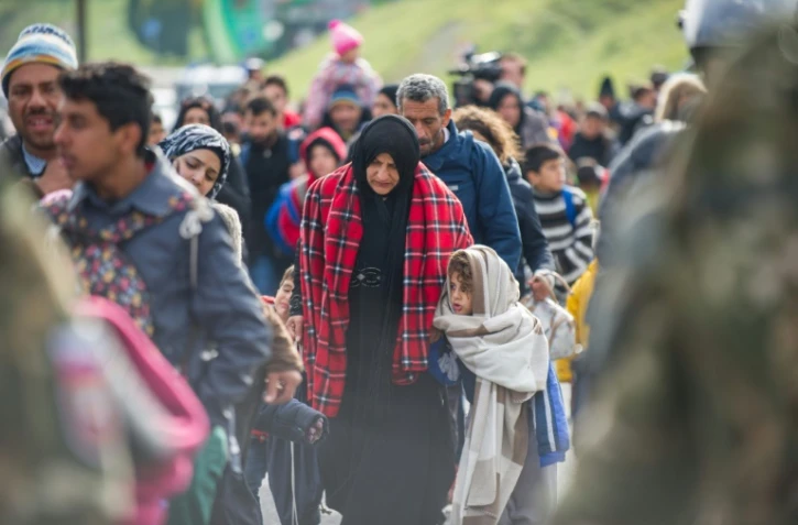 Des migrants et réfugiés marchent vers la frontière entre la Slovénie et l'Autriche, le 25 octobre 2015 à Sentilj, en Slovénie