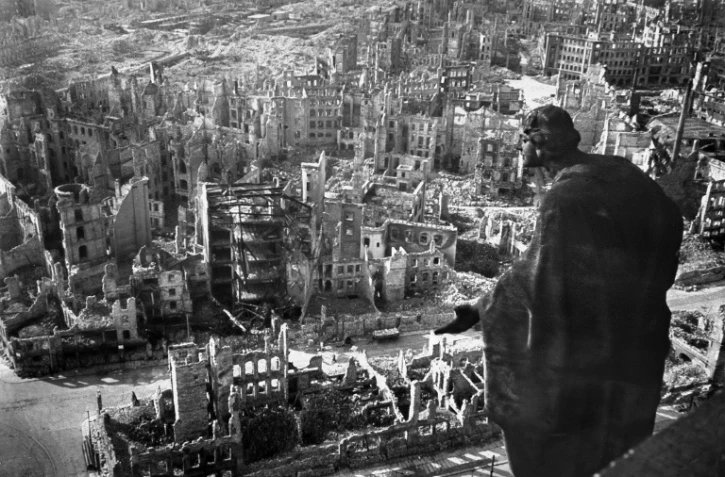 Vue générale de la ville de Dresde le 13 février 1945 après les bombardements alliés 