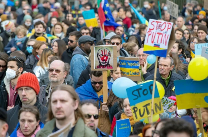 Des manifestants contre l'invasion russe de l'Ukraine à Bruxelles le 6 mars 2022