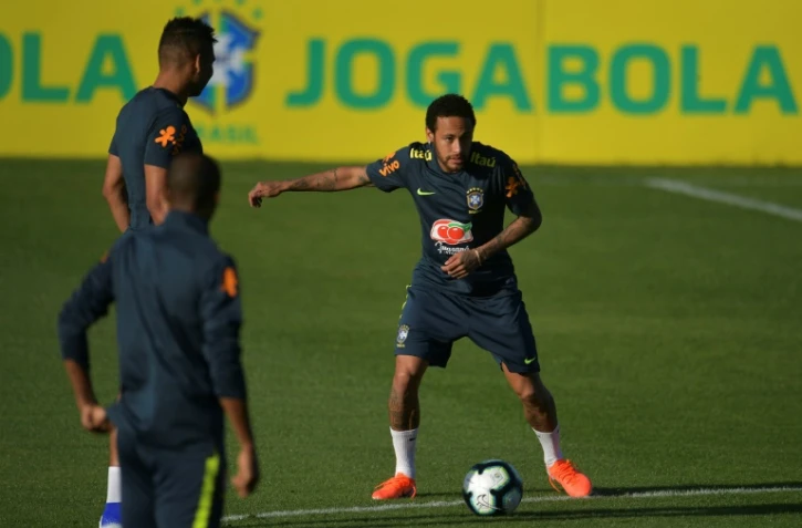 Neymar, la star de l'équipe du Brésil, s'entraîne avant de devoir s'arrêter en raison d'une douleur au genou gauche, le 28 mai 2019 à Teresopolis (Brésil)