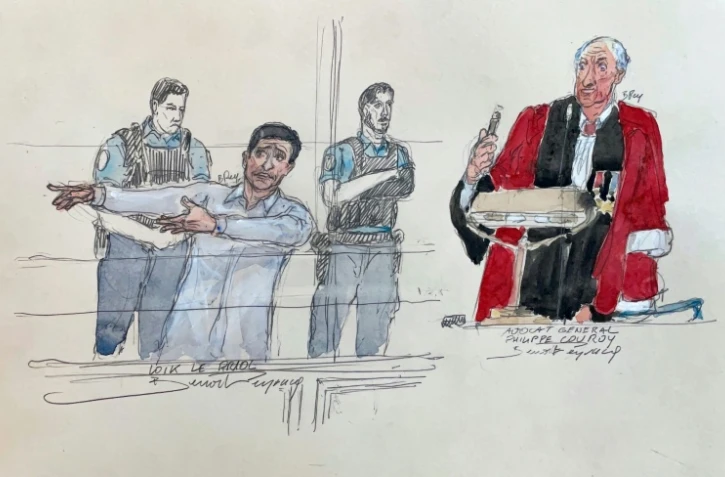 Croquis d'audience réalisé le 21 septembre 2026 montrant Loïk Le Priol, debout à gauche, devant la cour d'assises de Paris pour le meurtre du rugbyman argentin Federico Martin Aramburu