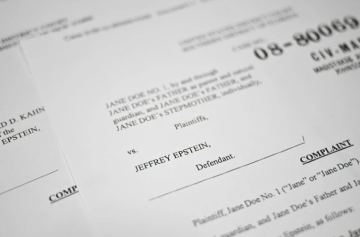 Photographie montrant un document judiciaire sur l'affaire Epstein, le 19 décembre 2025 à Washington