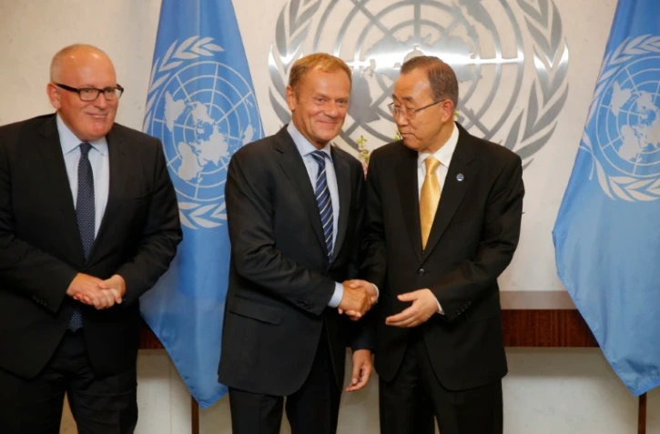 Donald Tusk (C), président du Conseil européen, salue le secrétaire général des Nations unies Ban Ki-moon, aux côtés de Frans Timmermans, premier Vice-Président de la Commission européenne au siège de l'ONU à New York le 18 septembre 2016